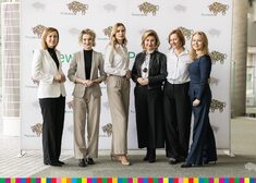 Przedstawicielki Rady Kobiet stoją w rzędzie pod ścianką
