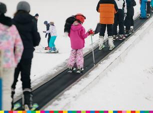 Dzieci jeżdżące na nartach