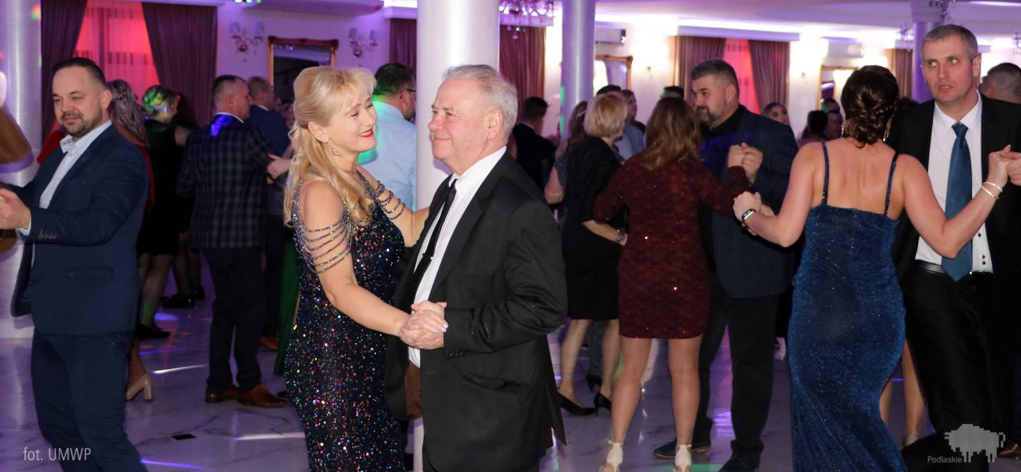 Członek zarządu Marek Olbryś tańczy z żoną na balu
