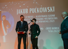 Wyróżniony Jakub Puckowski przemawia przez mikrofon 