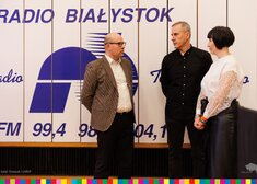 Marszałek Artur Kosicki rozmawia z dwójką przedstawicieli radia
