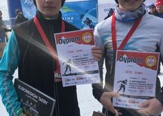 Dwaj chłopcy z dyplomami i medalami