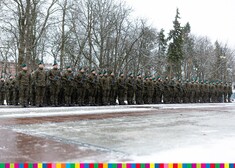 żołnierze stojący w rzędzie