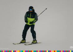 Osoba jadąca na nartach
