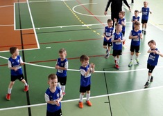 Grupa młodych piłkarzy podczas meczu