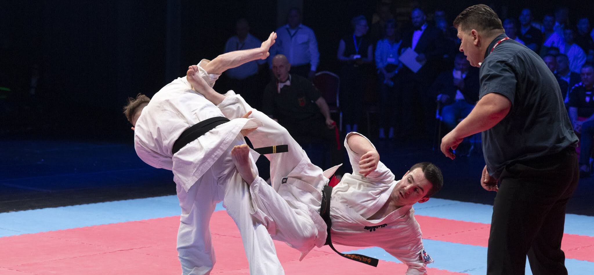 zawodnicy walczący w judo