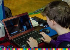 uczeń piszący na laptopie