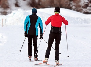 Dwójka narciarzy biegowych w trakcie uprawiania sportu