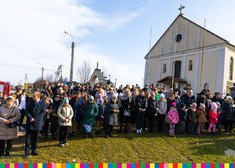 Uczestnicy uroczystości stoją tłumnie przed kościołem