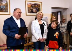 Wiesława Burnos i jej wnuk stoją obok oficjeli.