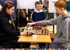 Dwójka zawodników rozgrywa partię szachów.