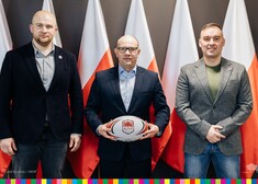 Prezesi Rugby Białystok i Marszałek trzymający piłkę rugby