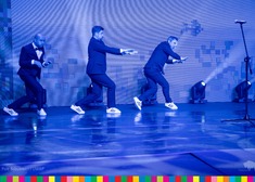 Czterech mężczyzn na scenie