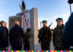 Żołnierze stoją pod pomnikiem