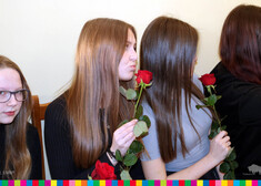 Dziewczyny trzymają róże. 