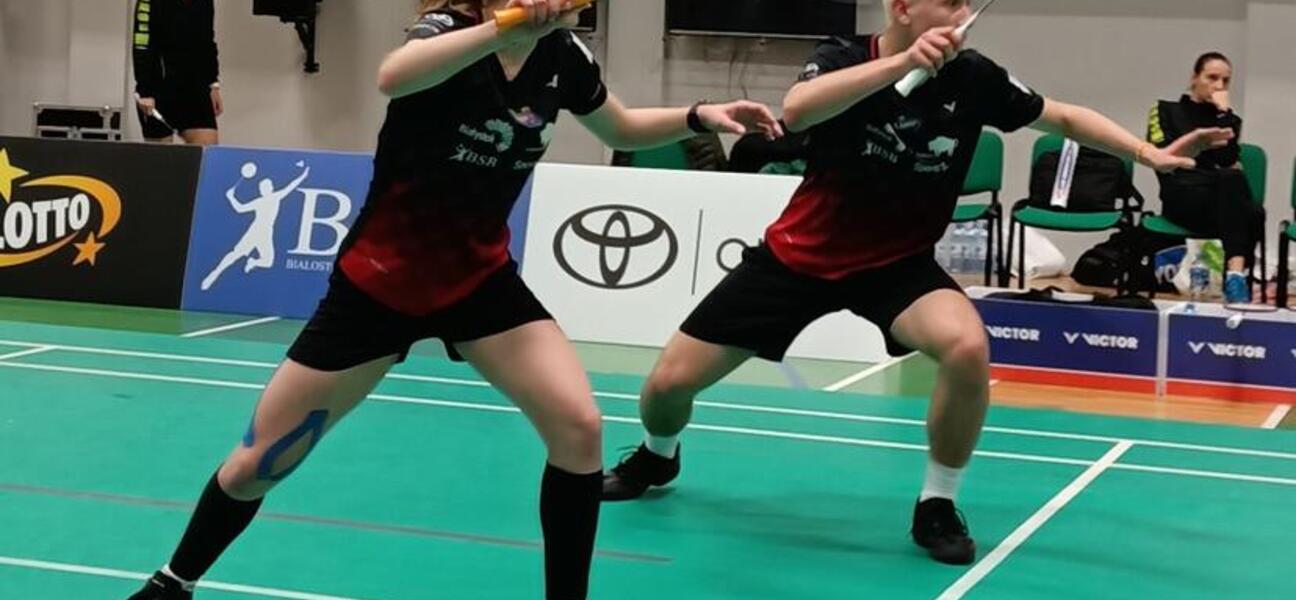 Dwie osoby grające w badmintona