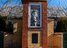kapliczka z figurką Matki Boskiej przypominająca tragiczne wydarzenia z 8 marca 1944 r.
