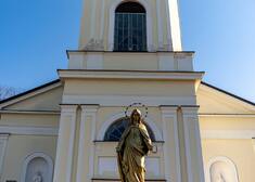figura Matki Boskiej przed kościołem