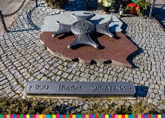 pomnik w kształcie granic Polski z  orderem Virtuti Militari i napisem Bóg Honor Ojczyzna