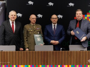 Marszałek Kosicki, przewodniczący sejmiku Dębski oraz z oficjelami