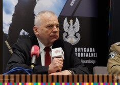 Przewodniczący sejmiku Dębski przemawia przez mikrofon podczas konferencji