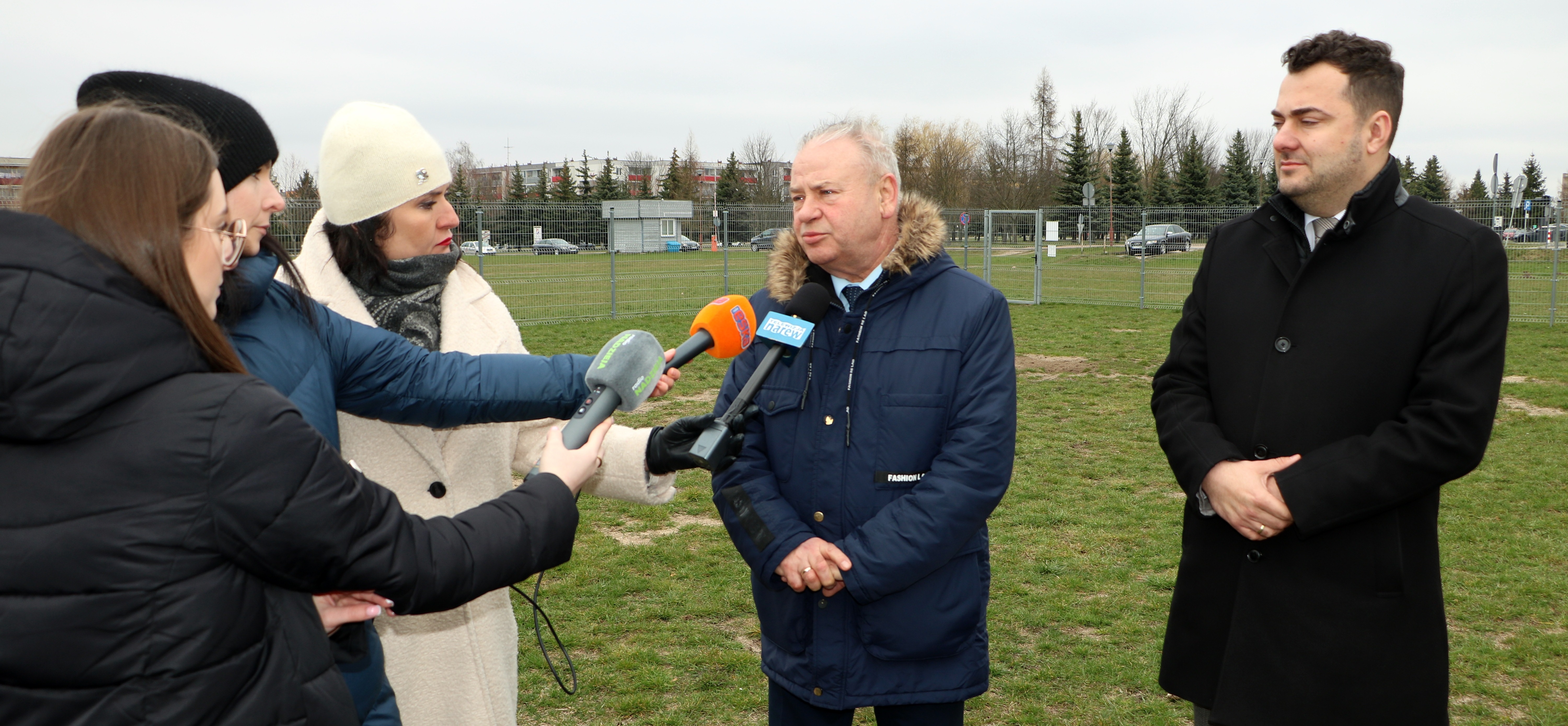 Marek Olbryś udziela wywiadu do mediów