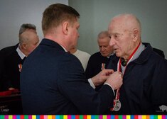 Marszałek Malinowski wręcza medal mężczyźnie