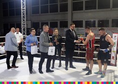 Poseł RP Łukaszewicz wręcza statuetkę bokserowi