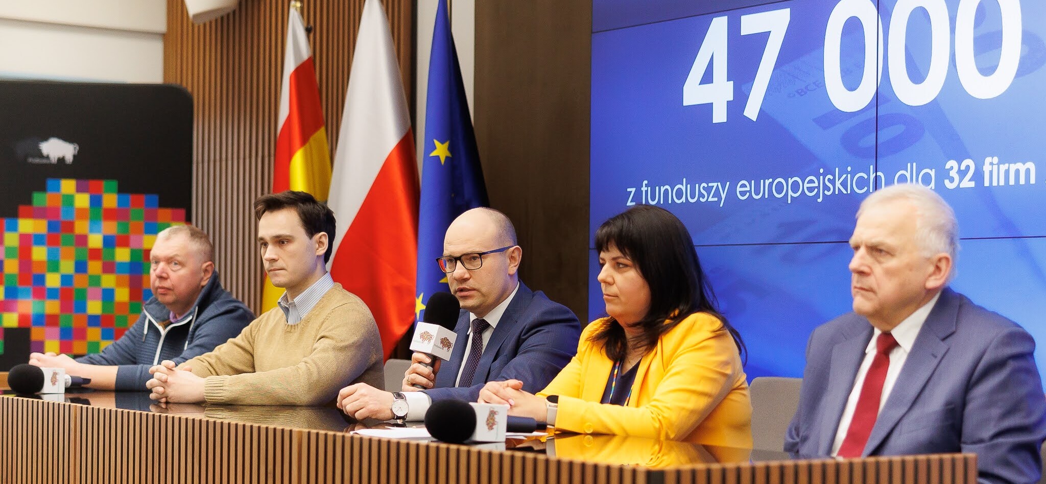 Cztery osoby i przemawiający marszałek Kosicki zza konferencyjnym stole