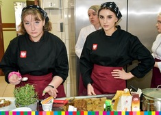 Dwie uczennice podczas gotowania