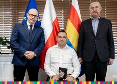 Marszałek Kosicki, Rafał Czuper oraz Ryszard Rodzik na tle flag