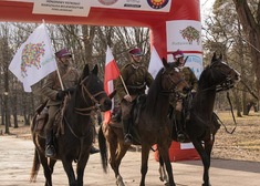 mężczyźni w mundurach na koniach