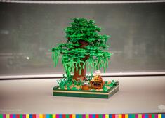 Drzewko z figurką hobbita złozone z LEGO