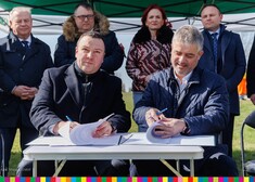 Dyrektor Nahajewski oraz przedstawiciel UNIBEP- Poliński podpisują dokumenty