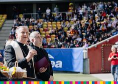Dalej arcybiskup przemawia na stadionie piłkarskim