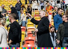 Nadal kapłan święci wielkanocne pokarmy na stadionie piłkarskim