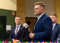 Dyrektor Jabłoński wypowiada się przez mikrofon