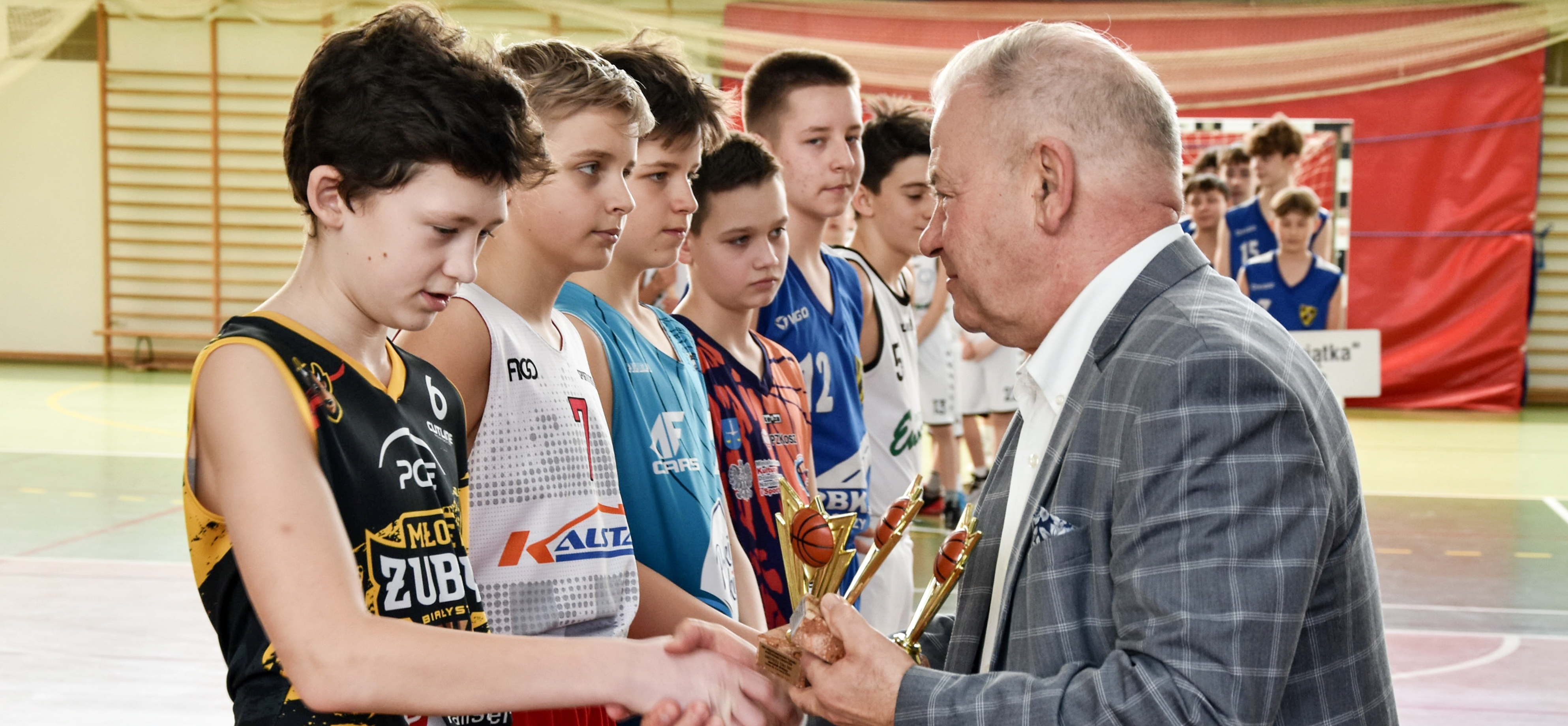 wicemarszałek Marek Olbryś wręcza statuetki zawodnikom XXV Międzynarodowego Turnieju Koszykówki Chłopców