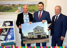 Marszałek Olbryś, prezydent Chrzanowski oraz Lechowicz trzymają fotografię z budynkiem