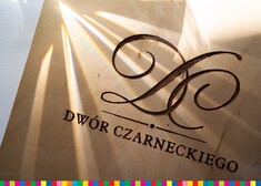 Logo sponsora akcji rozdawania paczek świątecznych - Dworu Czarneckich