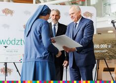 Przewodniczący Dębski przekazuje czek siostrze zakonnej 