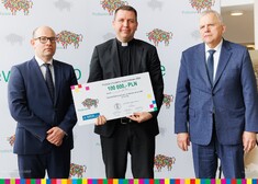 Marszałek Kosicki, przewodniczący Dębski oraz duchowny trzymający czek od UMWP