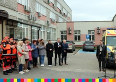 Marszałek Olbryś, władze miasta oraz oficjele podczas przekazaniu karetki pod szpitalem