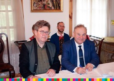 Marszałek Olbryś i dyrektor Jakimowicz siedzą przy stole