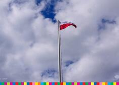 Flaga Polski zawieszona na szczycie sztandaru