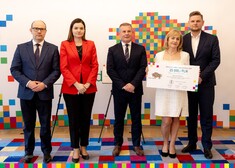 Marszałek Kosicki, dyrektor Jabłoński, dyrektor Puchalska wraz z włodarzami gminy Sokółka, którzy trzymają czek od UMWP 