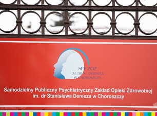 Tablica informacyjna szpitala psychiatrycznego w Choroszczy z nazwą placówki