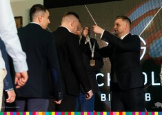 Dyrektor Jabłoński wręcza medale wyróżnionym zawodnikom