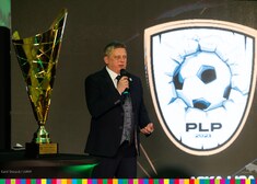 Przemawia założyciel Borowski obok logotypu Podlaskiej Ligi Piłkarskiej