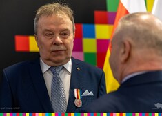 Wicemarszałek Marek Olbryś wręcza odznaczenie Waldemarowi Drozińskiemu